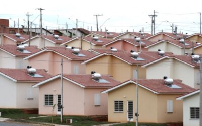 Painel solar de aquecimento de água chega às construções populares