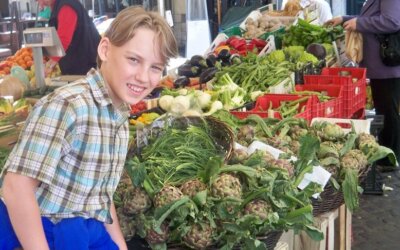 Garoto ajuda a difundir alimentação consciente pelo mundo