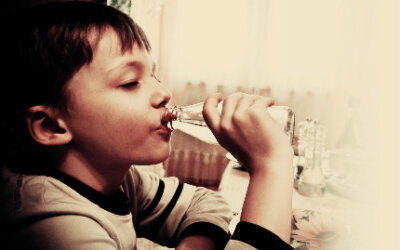 Coca-cola, Ambev e PepsicCo suspendem venda de refrigerante a escolas para crianças até 12 anos