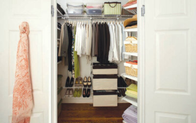 O segredo de um armário de roupas organizado é guardar nele só o que cabe