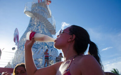 Coca-Cola investe em garrafas de vidro, embalagens retornáveis de plásticos e até de gelo